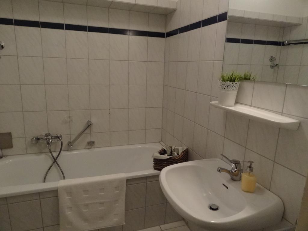 Hotel In Der Strassen ゾーリンゲン エクステリア 写真